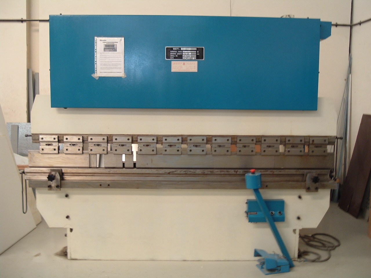 Hydraulically Operated Sheet Metal Folding Machine